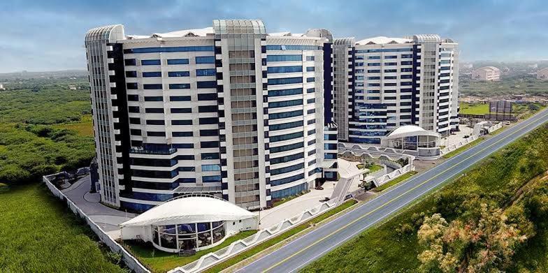 7 Star Weekend Studio At Rajhans Belliza By Global Hospitality Surat Exterior photo